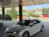 Toyota Camry 2018 года за 14 500 000 тг. в Семей – фото 3