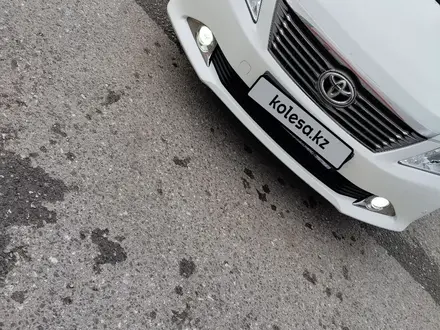Toyota Camry 2014 года за 8 600 000 тг. в Актобе – фото 3