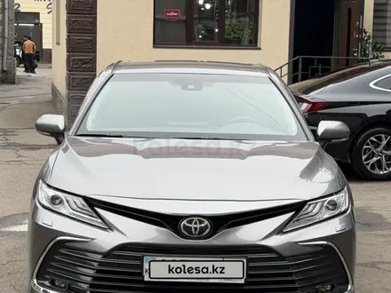 Toyota Camry 2023 года за 17 350 000 тг. в Шымкент