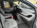 Toyota Sienna 2015 года за 11 000 000 тг. в Атырау – фото 2