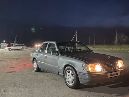 Mercedes-Benz E 220 1993 года за 1 200 000 тг. в Тараз – фото 2