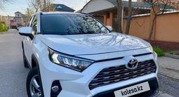 Toyota RAV4 2020 года за 17 500 000 тг. в Шымкент