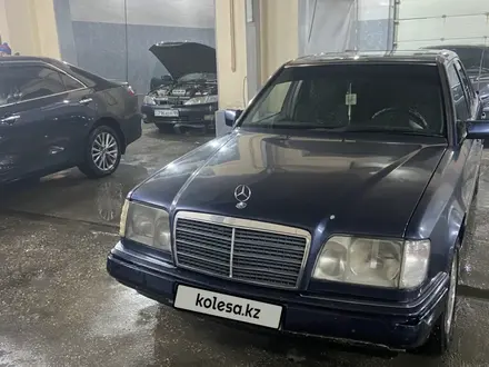 Mercedes-Benz E 220 1994 года за 2 450 000 тг. в Талдыкорган – фото 3