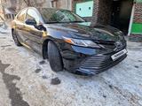 Toyota Camry 2021 года за 14 300 000 тг. в Алматы – фото 3