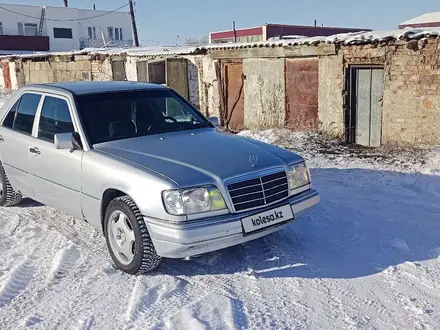 Mercedes-Benz E 200 1995 года за 1 841 619 тг. в Караганда – фото 4