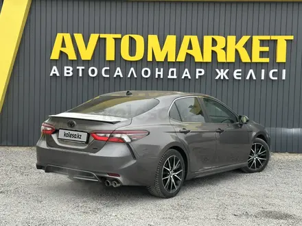 Toyota Camry 2021 года за 13 700 000 тг. в Актобе – фото 4