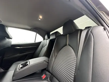 Toyota Camry 2021 года за 13 700 000 тг. в Актобе – фото 11