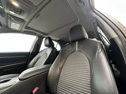 Toyota Camry 2021 года за 13 700 000 тг. в Актобе – фото 13