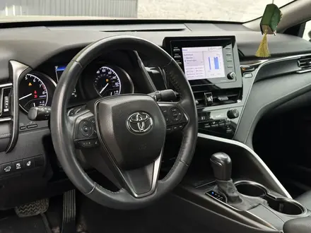 Toyota Camry 2021 года за 13 700 000 тг. в Актобе – фото 14