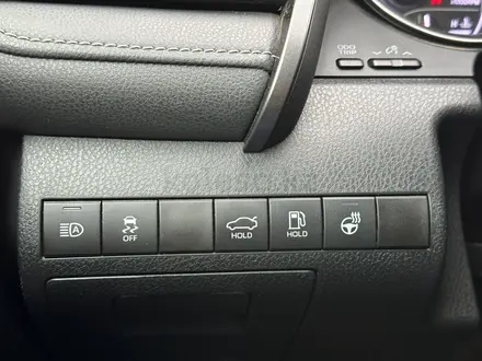 Toyota Camry 2021 года за 13 700 000 тг. в Актобе – фото 17