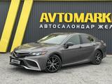Toyota Camry 2021 года за 13 700 000 тг. в Актобе