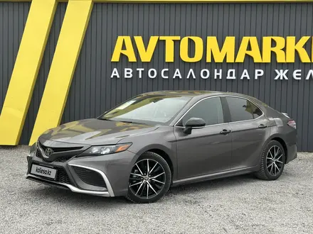 Toyota Camry 2021 года за 13 700 000 тг. в Актобе