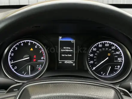 Toyota Camry 2021 года за 13 700 000 тг. в Актобе – фото 23