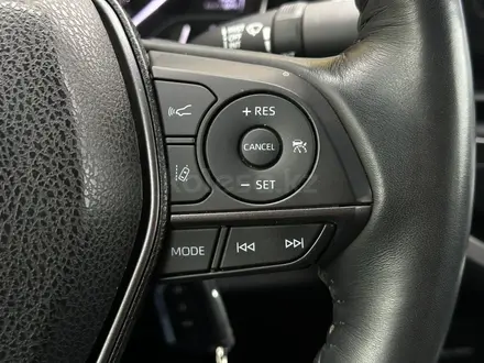 Toyota Camry 2021 года за 13 700 000 тг. в Актобе – фото 21