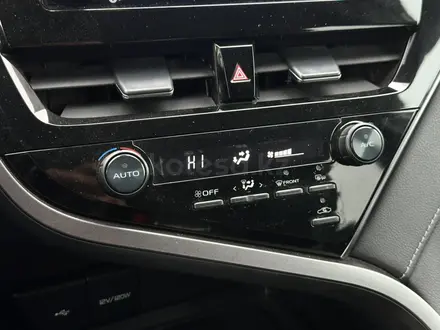Toyota Camry 2021 года за 13 700 000 тг. в Актобе – фото 25