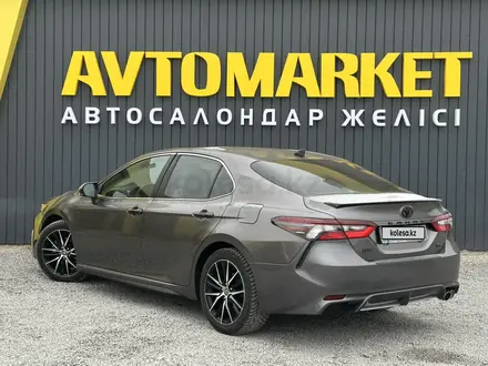 Toyota Camry 2021 года за 13 700 000 тг. в Актобе – фото 3