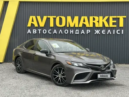 Toyota Camry 2021 года за 13 700 000 тг. в Актобе – фото 2