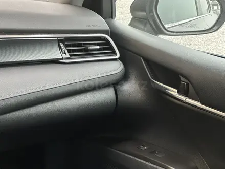Toyota Camry 2021 года за 13 700 000 тг. в Актобе – фото 7