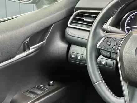 Toyota Camry 2021 года за 13 700 000 тг. в Актобе – фото 8