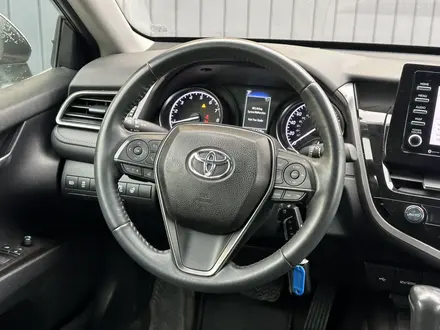 Toyota Camry 2021 года за 13 700 000 тг. в Актобе – фото 9