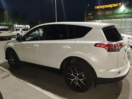 Toyota RAV4 2017 года за 11 800 000 тг. в Астана – фото 2
