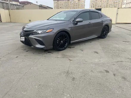 Toyota Camry 2017 года за 9 100 000 тг. в Атырау – фото 2