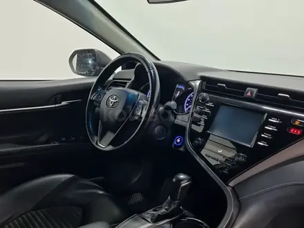 Toyota Camry 2019 года за 9 620 000 тг. в Алматы – фото 15