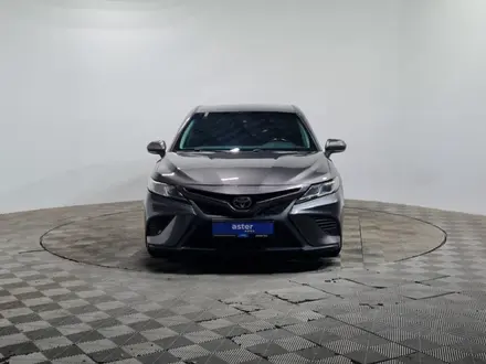 Toyota Camry 2019 года за 9 620 000 тг. в Алматы – фото 2