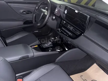 Lexus ES 250 2023 года за 24 000 000 тг. в Алматы – фото 9