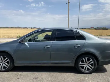 Volkswagen Jetta 2005 года за 2 450 000 тг. в Алматы – фото 2