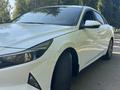 Hyundai Elantra 2022 года за 7 670 000 тг. в Алматы – фото 2