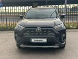 Toyota RAV4 2021 года за 14 000 000 тг. в Алматы