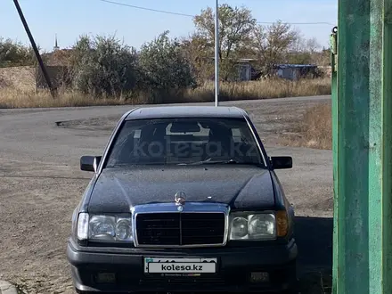 Mercedes-Benz E 200 1992 года за 900 000 тг. в Караганда – фото 2