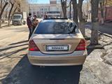 Mercedes-Benz C 240 2000 года за 2 700 000 тг. в Караганда – фото 2