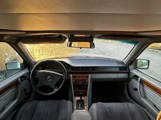 Mercedes-Benz E 230