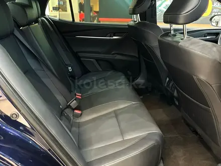 Toyota Camry Luxe 2025 года за 23 190 000 тг. в Алматы – фото 6