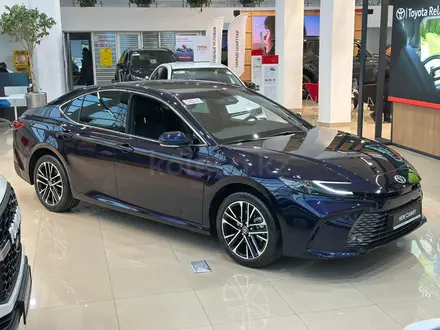Toyota Camry Luxe 2025 года за 23 190 000 тг. в Алматы – фото 3