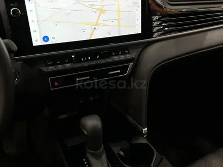 Toyota Camry Luxe 2025 года за 23 190 000 тг. в Алматы – фото 20