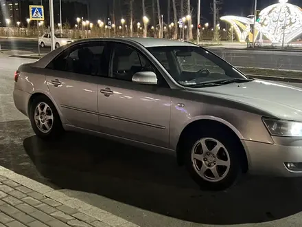 Hyundai Sonata 2006 года за 3 000 000 тг. в Астана – фото 2