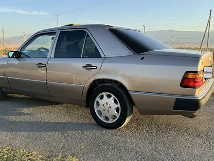 Mercedes-Benz E 200 1993 года за 2 300 000 тг. в Тараз – фото 11