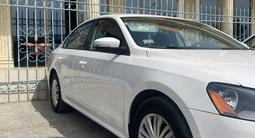 Volkswagen Passat 2013 года за 3 000 000 тг. в Атырау – фото 2