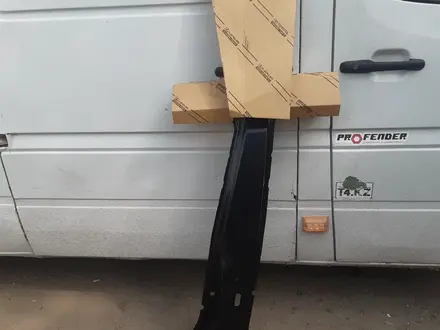 Toyota Camry 70 дверная стойка середина за 15 000 тг. в Алматы