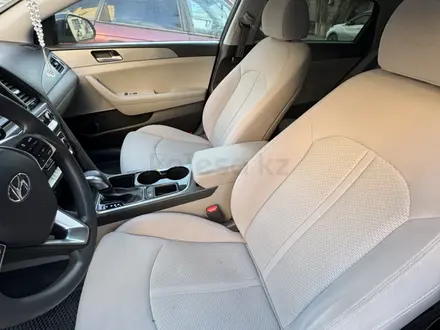 Hyundai Sonata 2018 года за 8 000 000 тг. в Актобе – фото 9