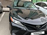 Toyota Camry 2018 года за 11 500 000 тг. в Алматы – фото 2