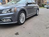 Volkswagen Passat 2017 года за 8 200 000 тг. в Астана – фото 2