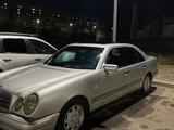 Mercedes-Benz E 230 1995 года за 2 100 000 тг. в Караганда – фото 2