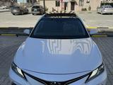 Toyota Camry 2022 года за 16 000 000 тг. в Атырау – фото 2