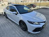 Toyota Camry 2022 года за 15 500 000 тг. в Атырау – фото 2