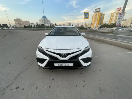 Toyota Camry 2021 года за 14 950 000 тг. в Астана