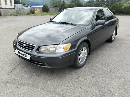 Toyota Camry 2000 года за 3 000 000 тг. в Алматы – фото 2